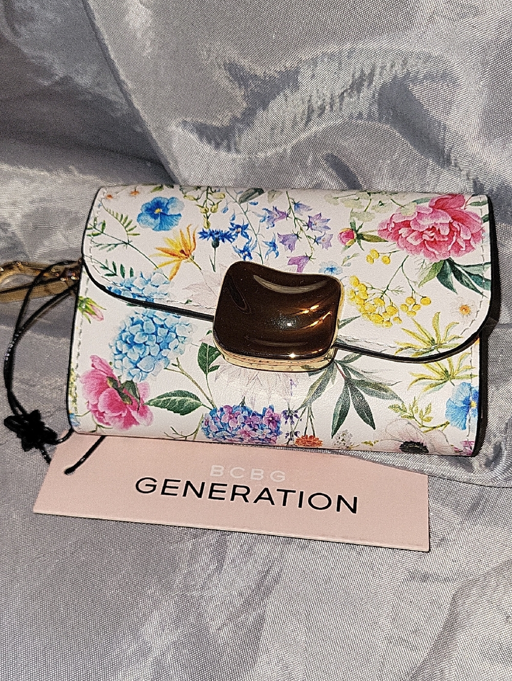 BCBG Generation White Floral Wallet with Gold-Tone Clasp Bnwt Ls